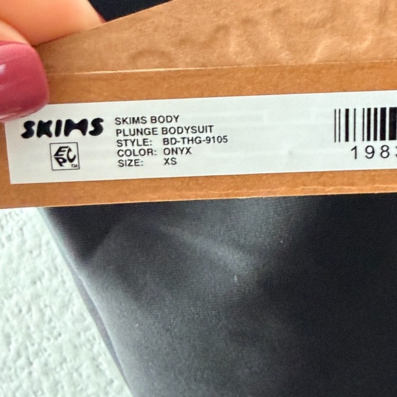 SKIMS BODY UNLINED PLUNGE BODYSUIT BD-THG-9105 Sz XS Shapewear Black Onyx 0055 - Picture 4 of 5